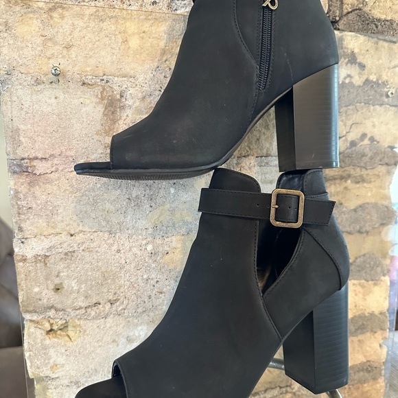 Sleek Black Heeled Boots with Chunky Heel - Picture 4 of 6